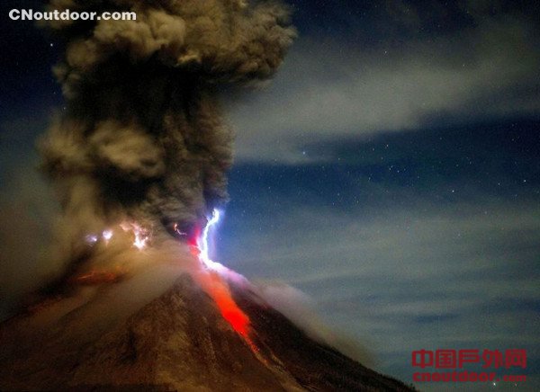 实拍火山喷发瞬间：炽热熔岩令人畏惧