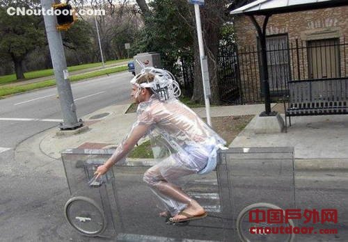 外国小伙发明透明自行车 假装自己也是透明的