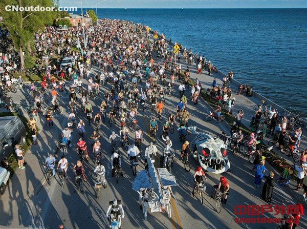 美国举行僵尸骑行活动 约8000人参与场景壮观