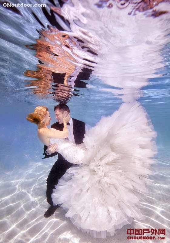 美国新婚夫妇海底拍绝美婚礼照片