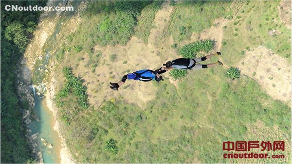 坝陵河大桥低空跳伞国际邀请赛上演 法国选手夺魁