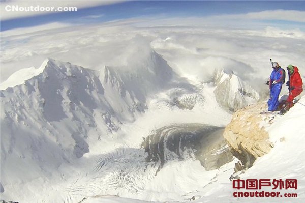 战斗民族在中国刷新人类跳伞记录 珠峰7700米跳下