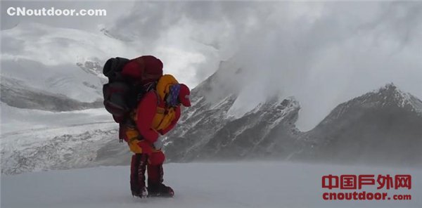 战斗民族在中国刷新人类跳伞记录 珠峰7700米跳下