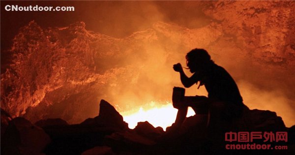 摄像师火山口宿营 与滚烫岩浆亲密接触