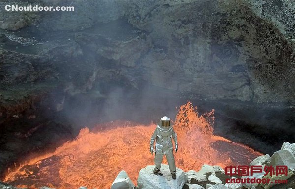 摄像师火山口宿营 与滚烫岩浆亲密接触