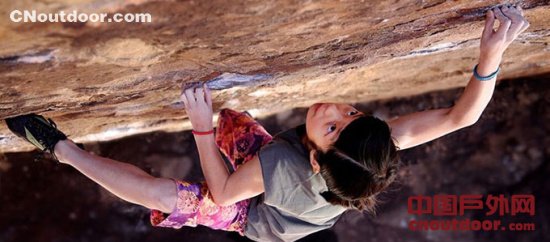攀岩世青赛：天才少女阿诗玛难度赛轻松登顶