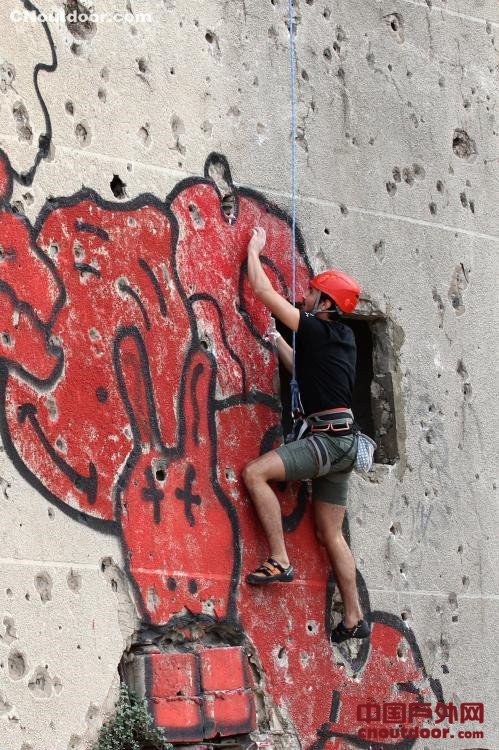 黎巴嫩战争旧址变攀岩场地 弹痕成选手“垫脚石”