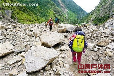 4岁女孩不上学 随父母徒步旅行半个中国