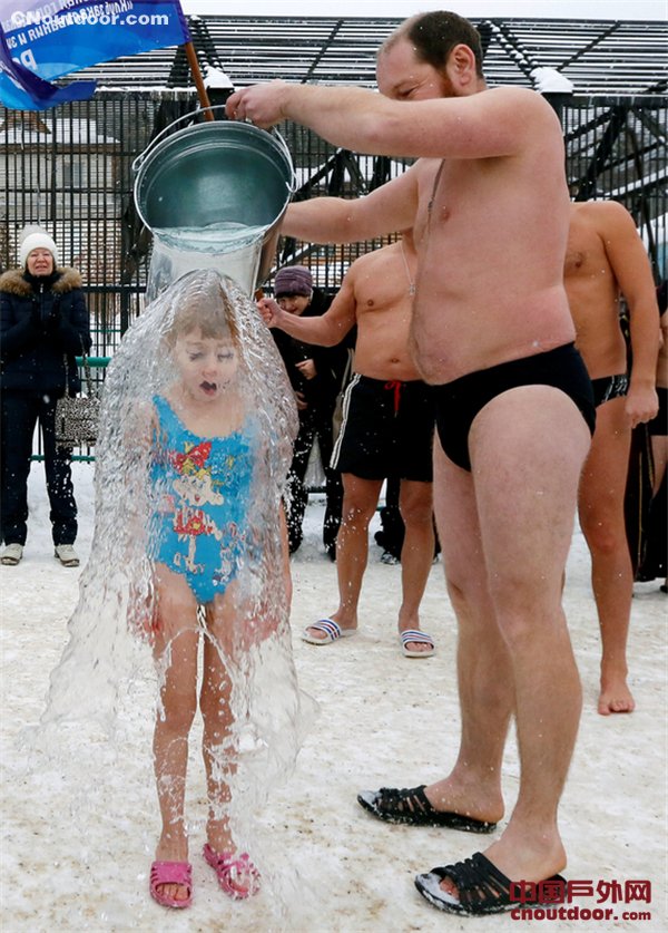 俄民众雪地中挑战冰桶庆祝北极熊日