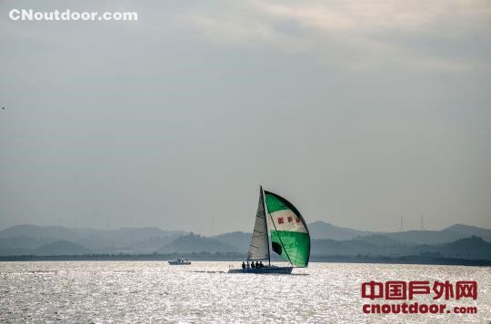 中外帆船队竞逐广西钦州茅尾海国际帆船赛