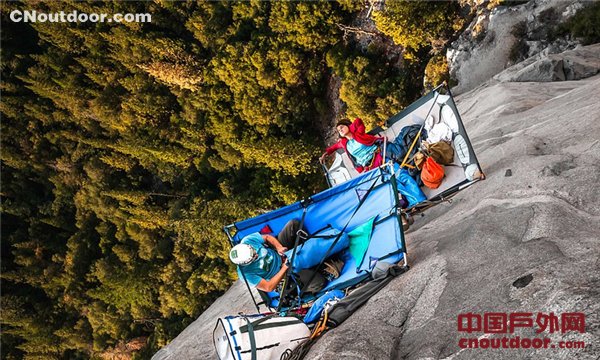 美国攀岩者千米高绝壁上撑帐篷休憩