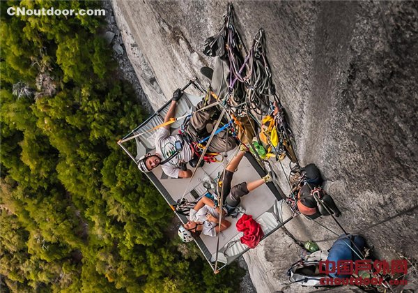 美国攀岩者千米高绝壁上撑帐篷休憩