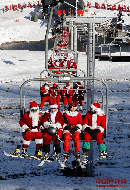美国缅因州圣诞老人扎堆滑雪献爱心