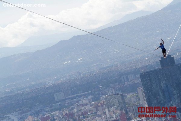 胆色过人！男子在墨西哥最高建筑间走钢丝