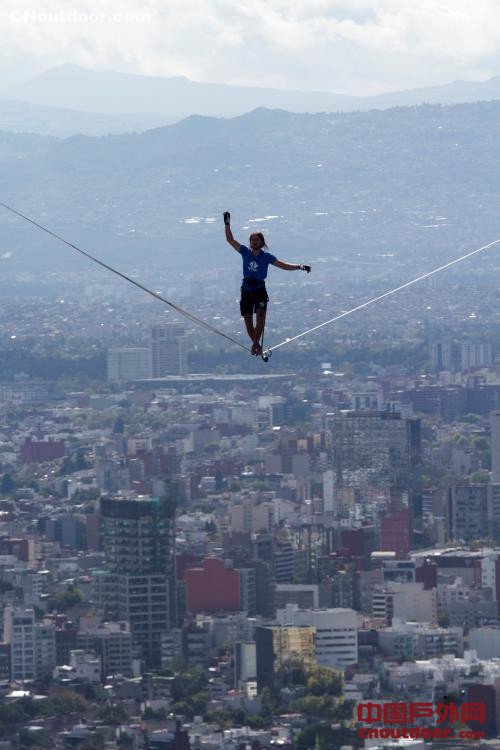 胆色过人！男子在墨西哥最高建筑间走钢丝
