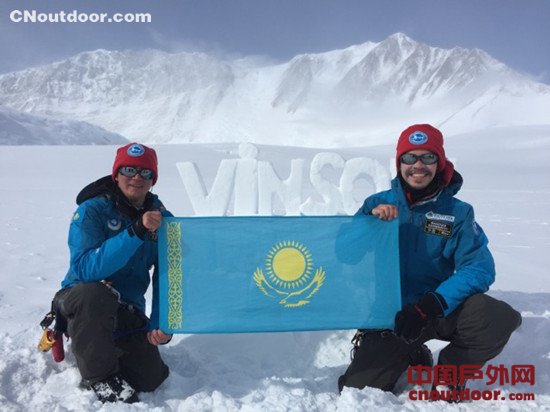 哈萨克斯坦科考队在独立日之际登顶南极最高峰