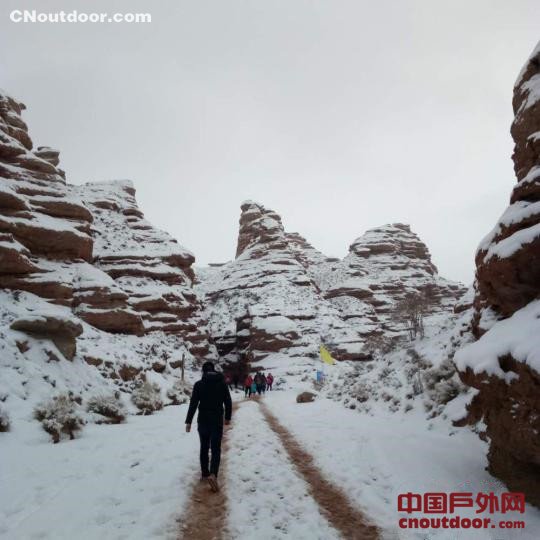 14国运动员甘肃挑战冰山雪地马拉松