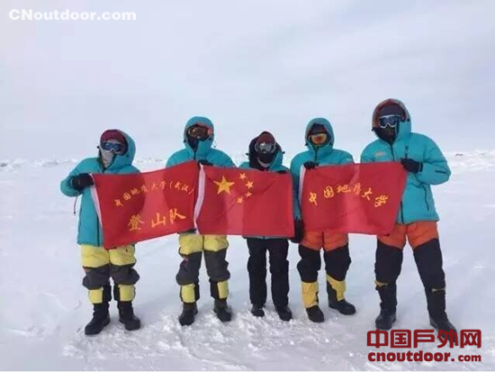 中国地大登山队登顶南极最高峰并徒步抵达南极点