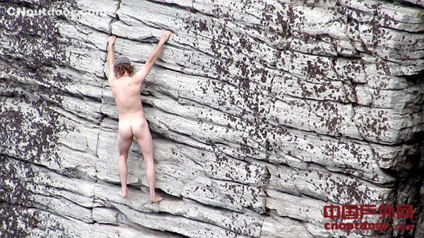 美国攀岩手上演“裸攀” 无保护令人胆寒