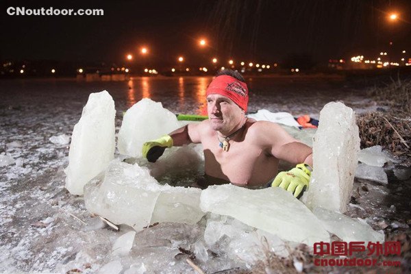 匈牙利男子健身放大招 冰湖中凿坑泡澡