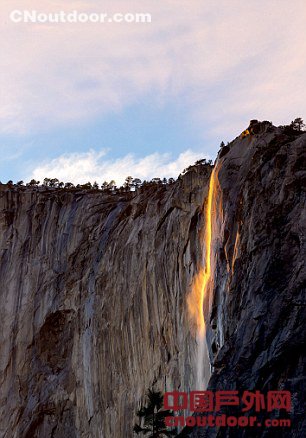 壮观！美国家公园再现“火瀑布”奇景