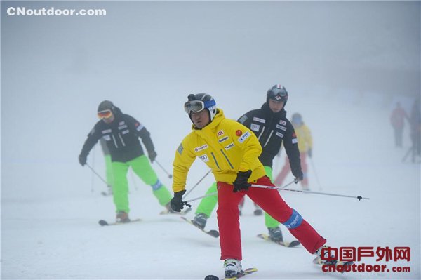贵州举行“2017世界雪日暨国际儿童滑雪节”活动