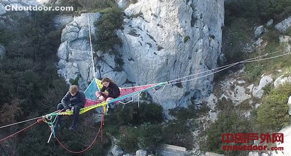 外国牛人60米高峡谷间挑战走绳运动震惊网友