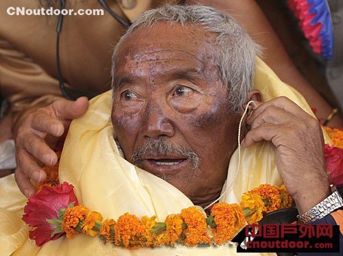 尼泊尔86岁老翁再战珠峰　为世界和平和保护地球