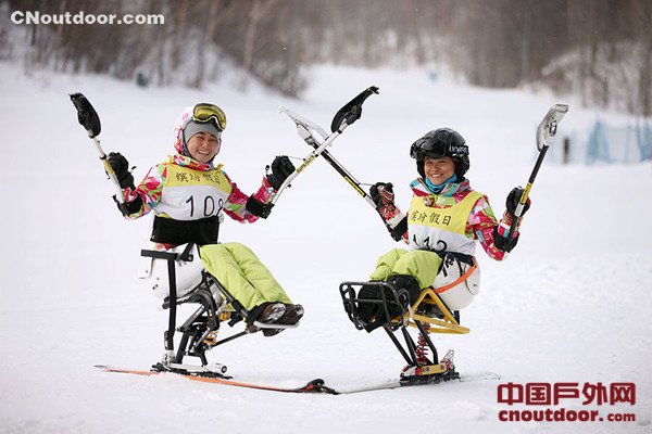 中国残疾人滑雪运动员激情畅滑亚布力 备战2022冬残奥会