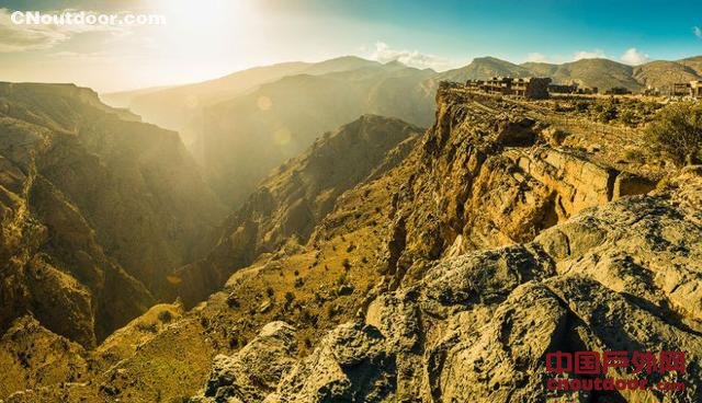 入住阿拉伯海拔最高的酒店 攀岩爬山两不误