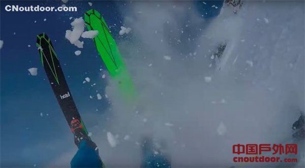 惊险！滑雪选手冲向锋利岩石边缘 高空坠落未受伤