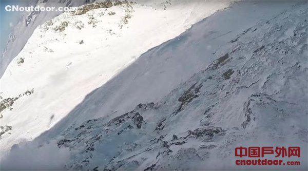 惊险！滑雪选手冲向锋利岩石边缘 高空坠落未受伤