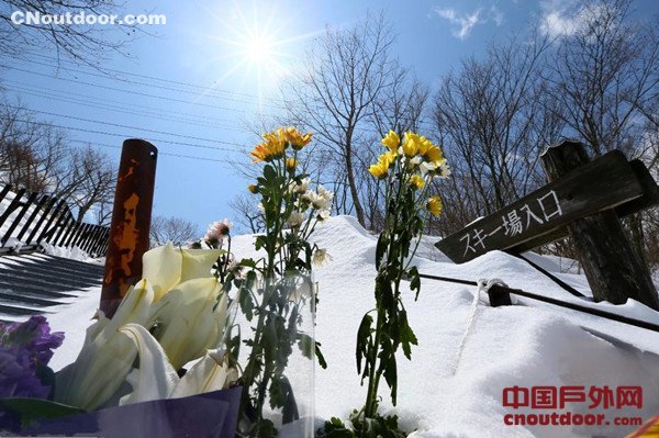 日本滑雪场雪崩致数十人死伤 民众雪场入口摆花祭奠