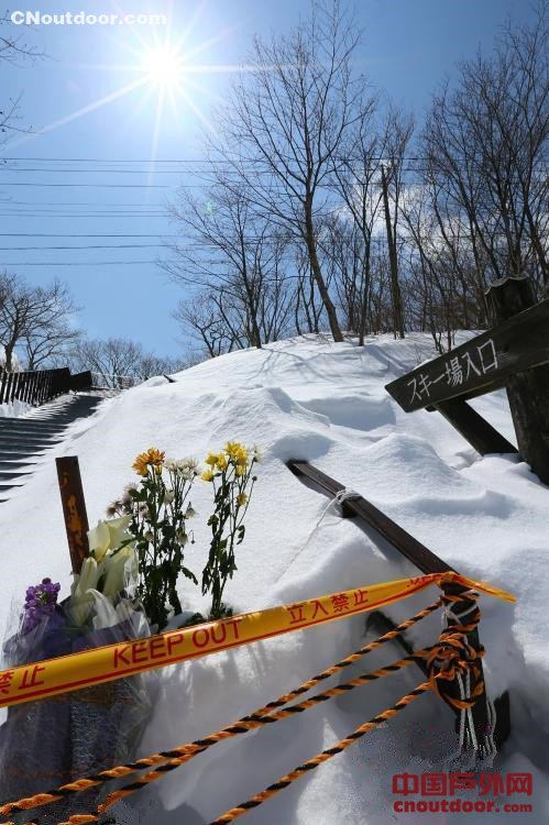 日本滑雪场雪崩致数十人死伤 民众雪场入口摆花祭奠
