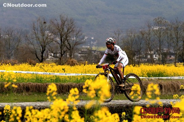 第十二届黄山国际山地车赛开幕 车手骑行画里乡村