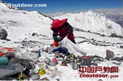 尼泊尔政府要求登山者协助将垃圾带下山