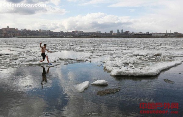 厉害了战斗民族！俄罗斯民众浮冰之中戏水玩耍