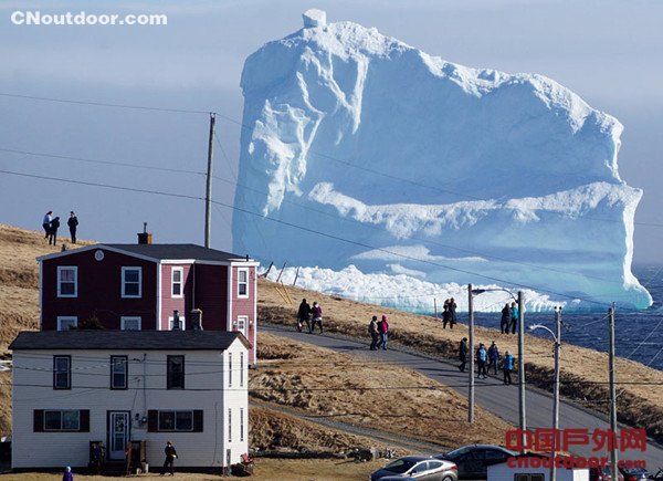 巨大冰山漂至加拿大沿海小镇 民众争相看山