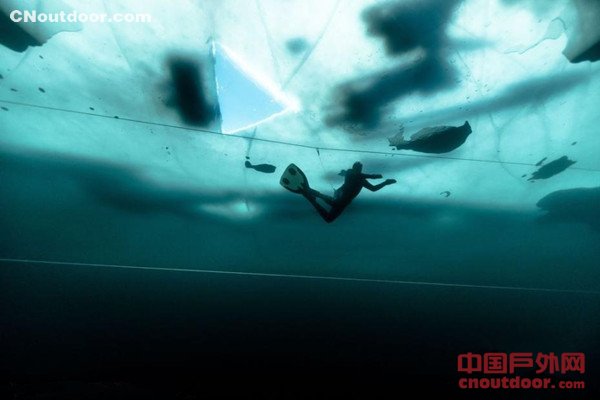 镜头记录神人创造冰下潜泳175米世界纪录全过程