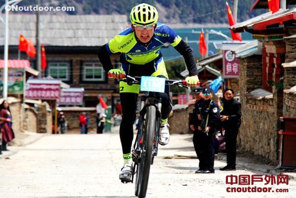 环巴松措国际山地自行车越野竞速赛开赛
