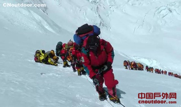 珠峰攀登拥堵季背后：为旅游利益 尼泊尔发371个登山许可