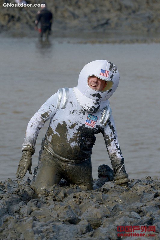 英国举行泥地障碍赛 选手造型奇葩
