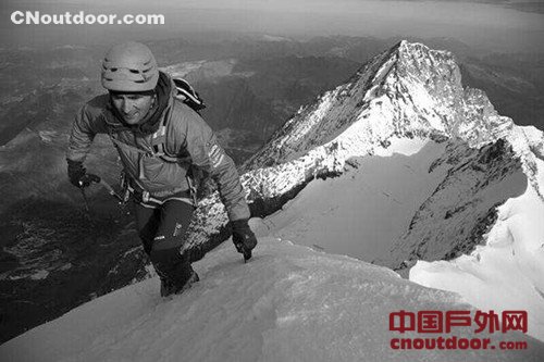 一月内第三名攀登者珠峰殒命 “瑞士机器”曾在此坠落身亡