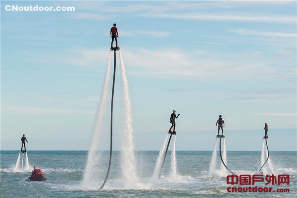 俄罗斯举行国际水上飞板极限运动节 上演精彩“水上漂”