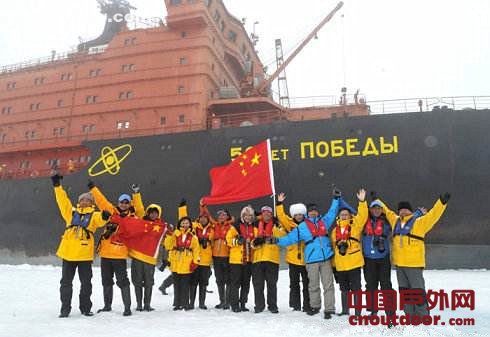 外国导游：看中国人游北极围着国旗合影很有趣