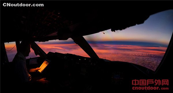 荷兰飞行员驾驶舱里拍摄夜空美景