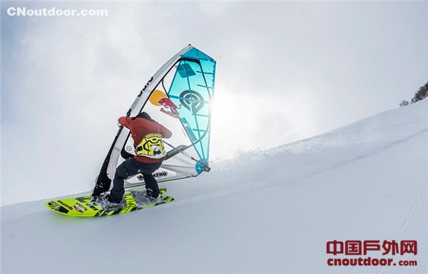 震惊！美运动员山顶乘帆船滑雪引围观
