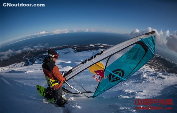 震惊！美运动员山顶乘帆船滑雪引围观