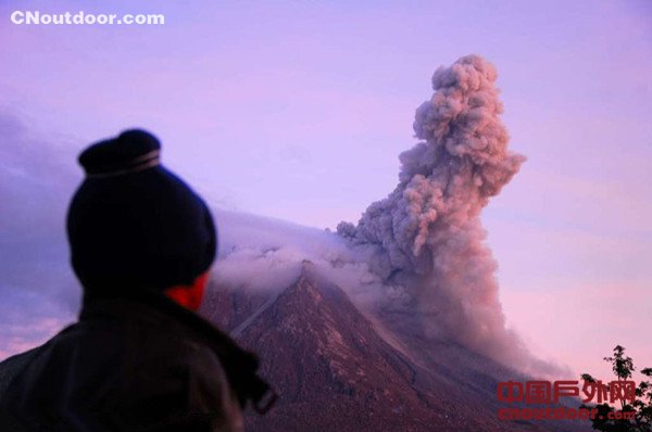 印尼锡纳朋火山喷发 火山灰腾空而起
