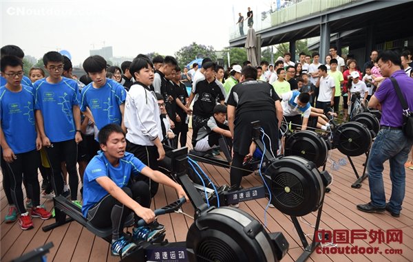 首届成都青少年皮划艇赛举行 百名选手同场竞技